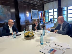 El president de l’Associació per a l’Impuls de l’Àrea Metropolitana del Camp de Tarragona presenta a la presidenta de la Diputació el full de ruta del projecte metropolità